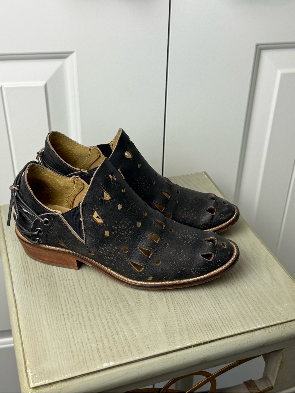 Anthropologie Musse & Cloud Black Cutout Leather Ankle Booties sz 7 - Picture 2 of 11